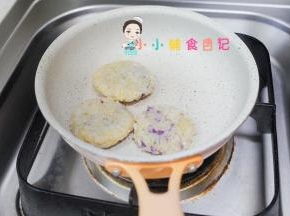 锅里放一点点油小火两面煎成金黄色