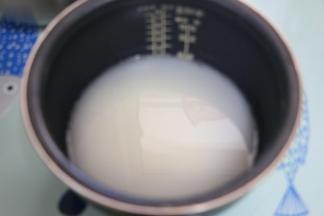 大米淘洗一遍。