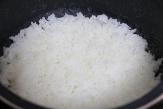 蒸熟的米饭颗颗透亮，米香诱人。