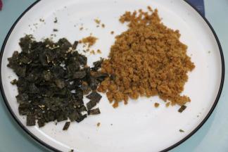 准备一些芝麻海苔、一些肉松。
趁热拌入米饭中。
搅拌均匀。