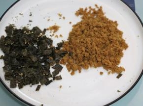 准备一些芝麻海苔、一些肉松。
趁热拌入米饭中。
搅拌均匀。