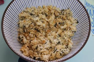 趁热拌入米饭中。
搅拌均匀。