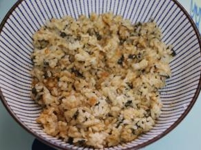 趁热拌入米饭中。
搅拌均匀。