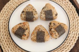 用饭团模具压出形状