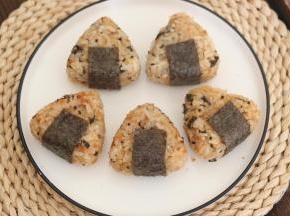 用饭团模具压出形状