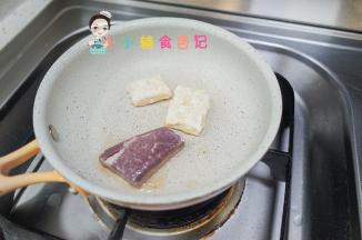 锅里放一些油等锅烧热再放入牛排，然后不要动等一面煎10-15秒