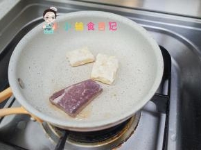 锅里放一些油等锅烧热再放入牛排，然后不要动等一面煎10-15秒