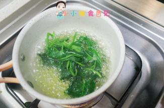 锅里加水煮开放入菠菜煮熟