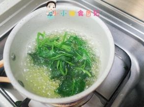 锅里加水煮开放入菠菜煮熟