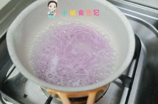 锅里放水加面条煮熟