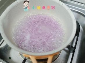 锅里放水加面条煮熟