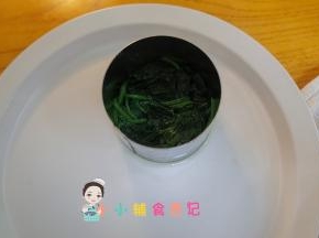 青菜加点油搅拌一下放入模具内