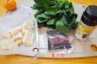 将材料全部准备好，牛排表面要擦干血水，不需要腌渍不需要捶打