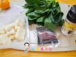 将材料全部准备好，牛排表面要擦干血水，不需要腌渍不需要捶打