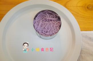 面条也加点油放入模具内压一压，泡牛奶谷物圈即可