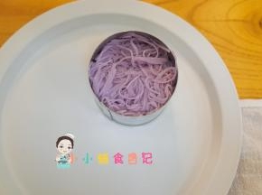 面条也加点油放入模具内压一压，泡牛奶谷物圈即可