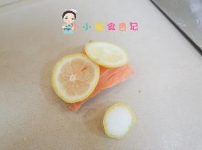 柠檬切片腌渍三文鱼去腥