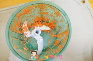 胡萝卜去皮切碎备用