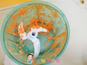 胡萝卜去皮切碎备用