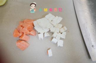 三文鱼跟豆腐切小块，根据月龄来决定食材大小