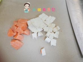 三文鱼跟豆腐切小块，根据月龄来决定食材大小