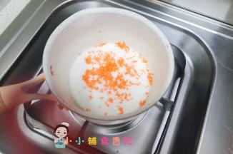 山药泥+胡萝卜+水锅里煮一下，胡萝卜比较难熟