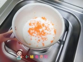 山药泥+胡萝卜+水锅里煮一下，胡萝卜比较难熟