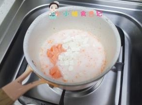 胡萝卜快煮熟的时候加入豆腐跟三文鱼