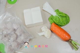 准备好材料，可以自己调整蔬菜跟肉的搭配