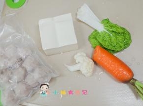 准备好材料，可以自己调整蔬菜跟肉的搭配