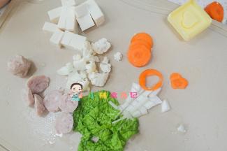 把菜跟肉丸都切块或者切片备用