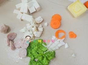 把菜跟肉丸都切块或者切片备用