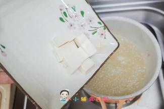 锅里放入骨头汤也可以放清水加入豆腐，骨头汤没营养但是味道好啊