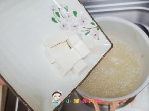 锅里放入骨头汤也可以放清水加入豆腐，骨头汤没营养但是味道好啊