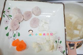 将肉丸跟花菜、胡萝卜这些难煮熟的先放