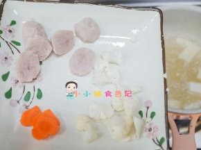 将肉丸跟花菜、胡萝卜这些难煮熟的先放