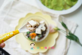 肉丸有点味道给一岁以上孩子吃，也可以换成里脊肉就可以给10个月的宝宝吃