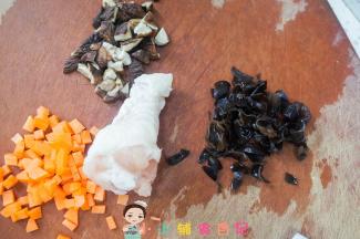 香菇浸泡清洗切碎，胡萝卜、木耳切碎，十个月可以把香菇换成新鲜的香菇