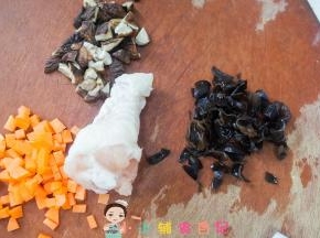 香菇浸泡清洗切碎，胡萝卜、木耳切碎，十个月可以把香菇换成新鲜的香菇