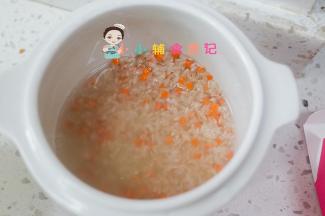 米洗净后加入150g水加入胡萝卜放一点植物油这样煮出来会更好吃