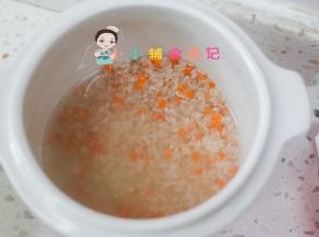 米洗净后加入150g水加入胡萝卜放一点植物油这样煮出来会更好吃