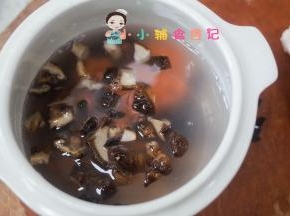 最后放入黑木耳、香菇