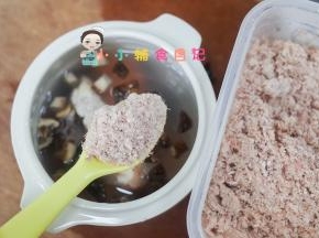 这里加了一勺熟肉末，我以前教过做法，哪里都放一勺非常方便，还能吃到更多品种的肉