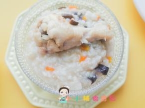 可以把鸡腿拿出来弄成丝也可以直接给孩子啃