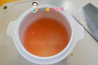 胚芽谷物米清洗干净加180g水+胡萝卜放入炖锅炖2个小时