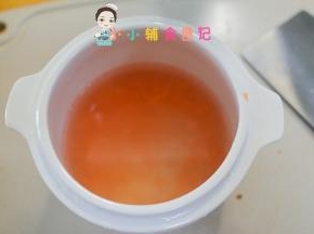 胚芽谷物米清洗干净加180g水+胡萝卜放入炖锅炖2个小时
