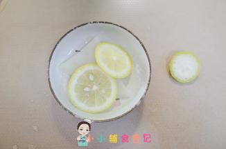 鳕鱼清洗干净加柠檬腌渍去腥