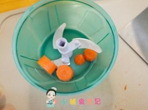 胡萝卜去皮切成碎末