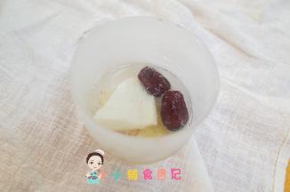 鳕鱼一块+姜片+红枣+水锅里蒸十分钟焖一会