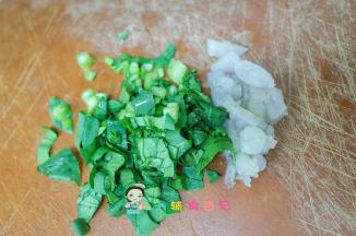 青菜、虾仁去虾线切碎备用